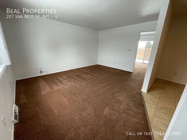 Building Photo - 207 Van Nest St