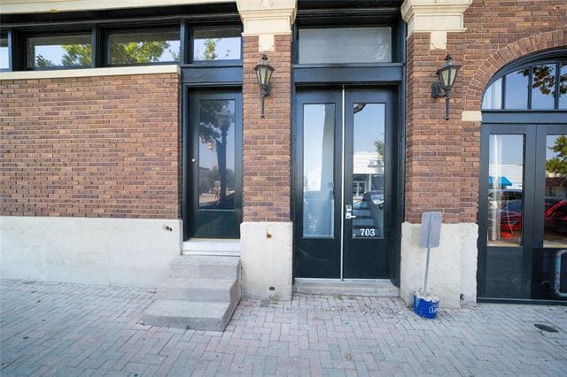 Primary Photo - 725 W Magnolia Ave