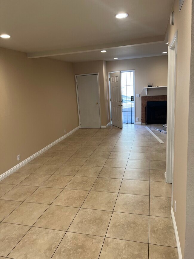 Building Photo - 10260 Plainview Ave