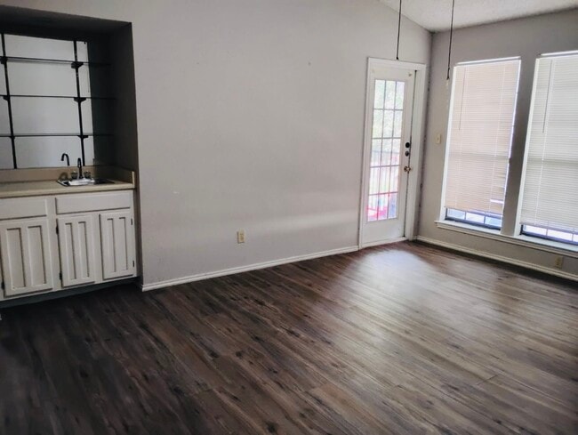 Bar con fregadero y sala de estar - 1202 Thorpe Ln