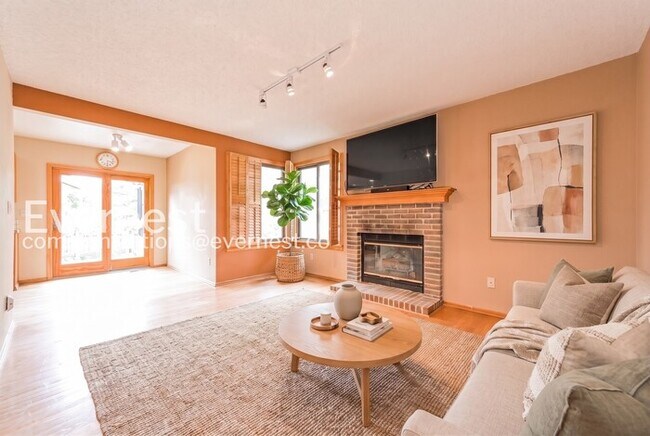 Foto del edificio - 3 Bed, 2.5 Bath Home with Deck & Garage / Available Soon!