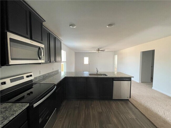 Foto del edificio - 120 Fairfax Ln