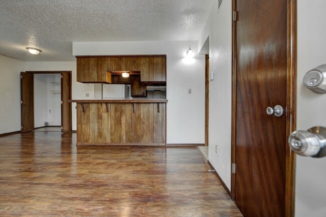 Building Photo - 1315 Glen Oaks Ct