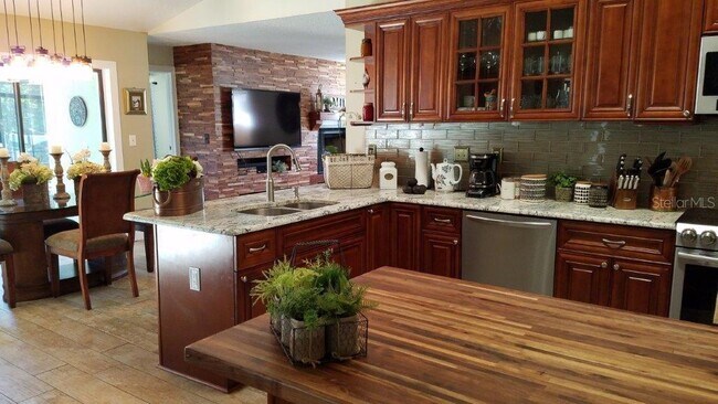Building Photo - 392 Lakeview Terrace