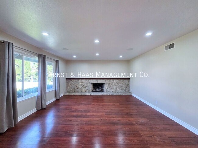 Foto del edificio - 926 E Bastanchury Rd