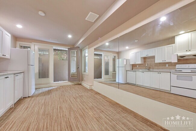 Photo du bâtiment - Bright & Spacious 2 Bedroom Basement Suite in South Surrey