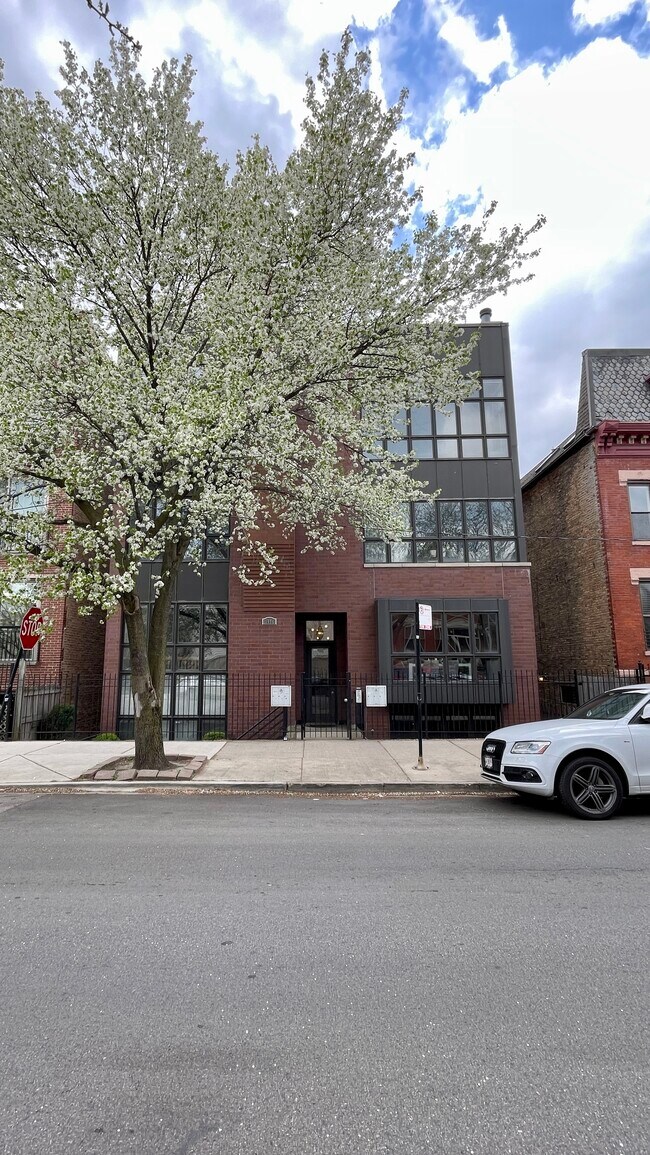 Foto del edificio - 1446 N Wood St