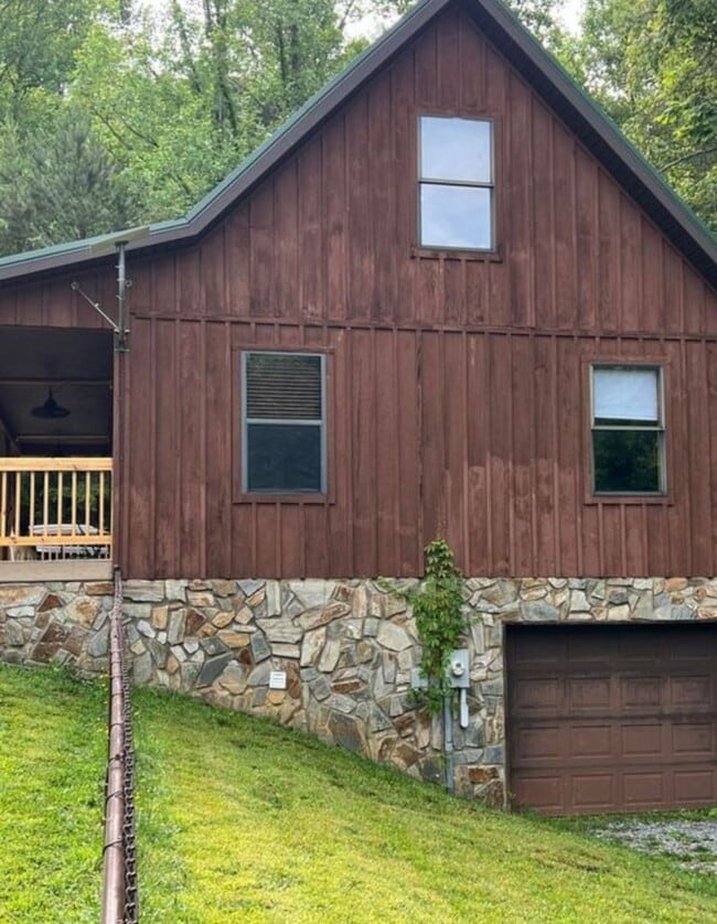 Building Photo - 3 bedroom 1.5 bath Cabin in the woods for ...