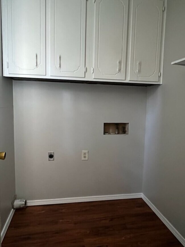 Building Photo - Beautiful 3 bedroom 1.5 bath stone work th...