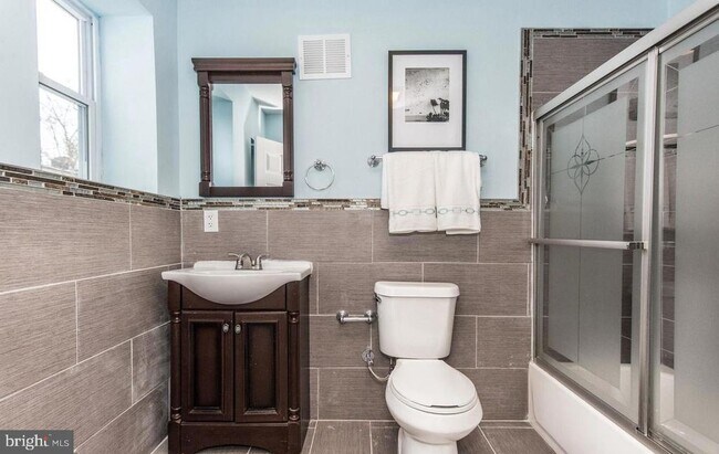 Building Photo - 2345 Turner St