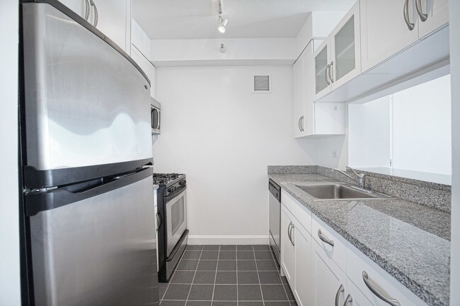 Building Photo - 360 West 43rd Street