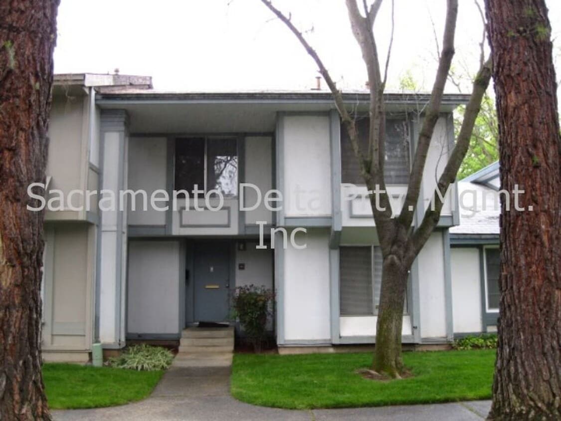Foto principal - 4 bed/2.5 bath Tahoe Park Condo