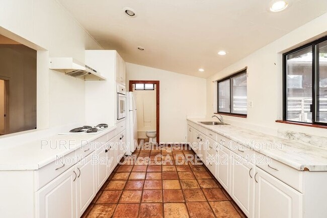 Building Photo - 201 Meadowlark Ln