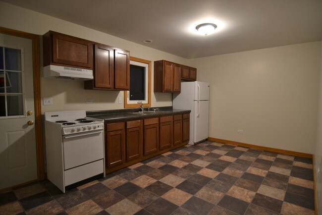 Building Photo - Amazing 2 Bedroom and 1 Bathroom Apartment