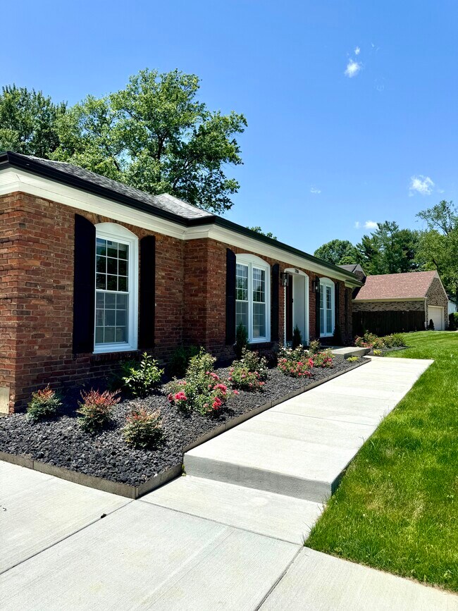 Building Photo - 706 Farmingham Rd