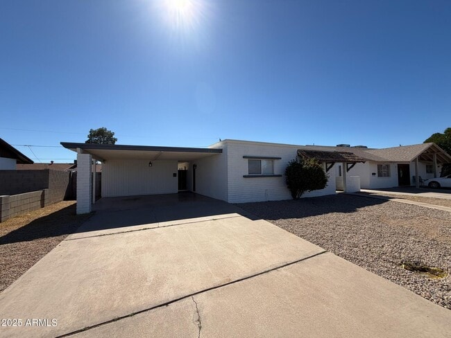 Foto del edificio - 153 E Hoover Ave