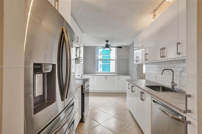 Building Photo - 4200 Hillcrest Dr