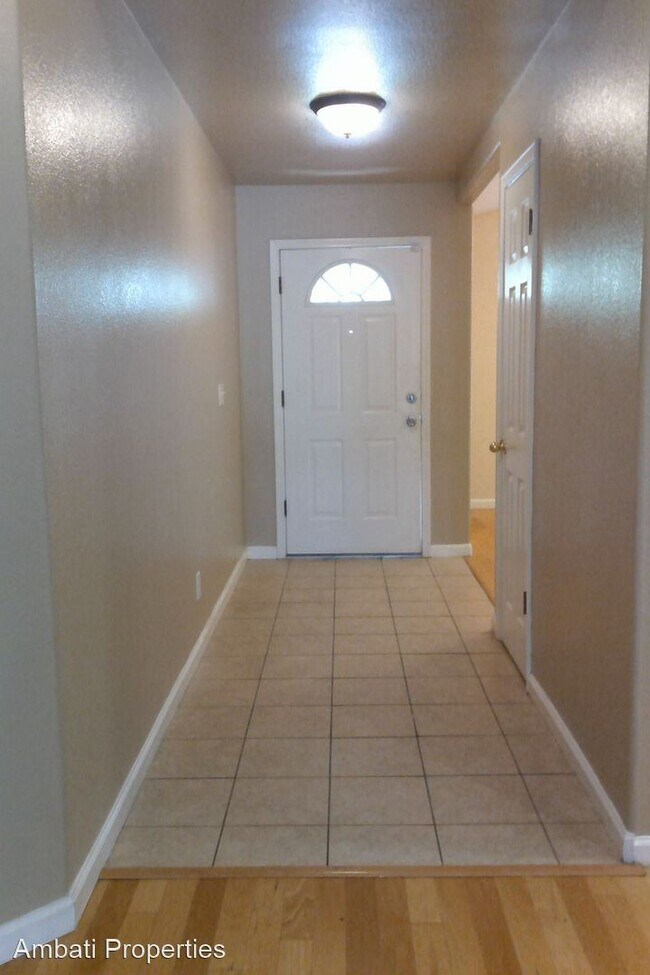 Foto del edificio - 3 br, 2 bath House - 2059  E. Lexington Ave