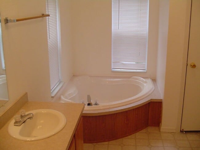 Building Photo - Newer and Large Cheshire Manufactured home