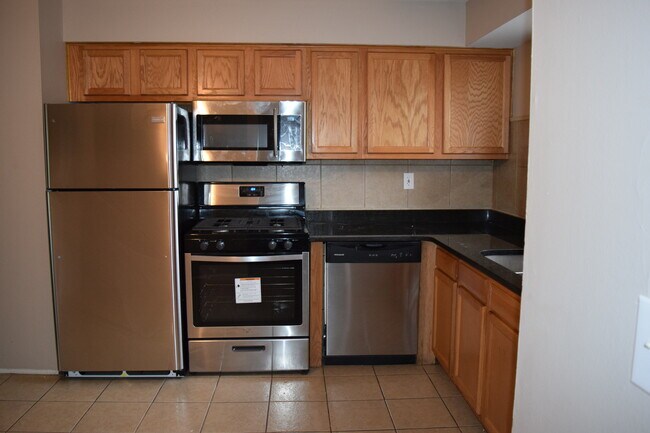 Building Photo - 3 BEDROOM 1 1/2 BATH PRIVATE ENTRY TOWNHOU...