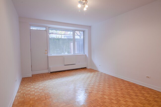 Photo du bâtiment - 900 Av. Rockland