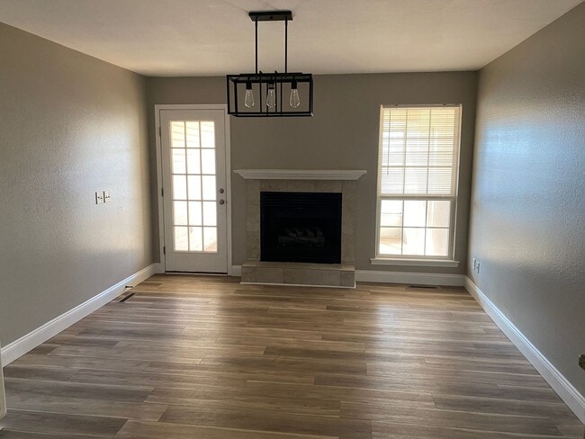 Foto del edificio - Remodeled 3 bedroom 2 full bathroom 2 car garage patio home