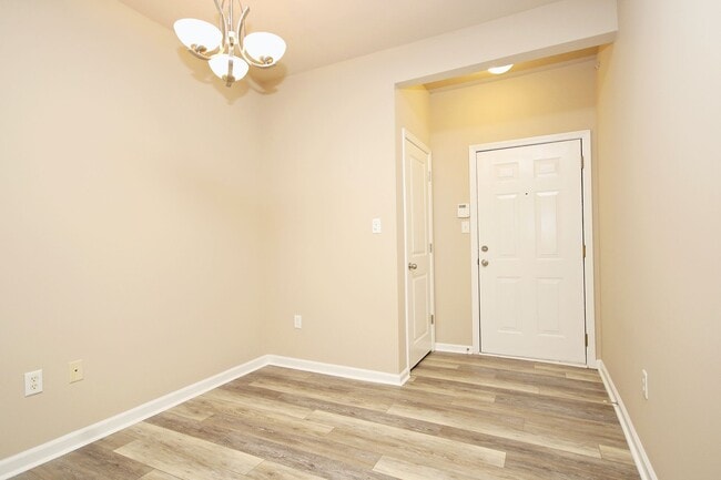 Foto del edificio - Pet-Friendly 1BR Condo in Walker Square – Walk to UVA Medical Center