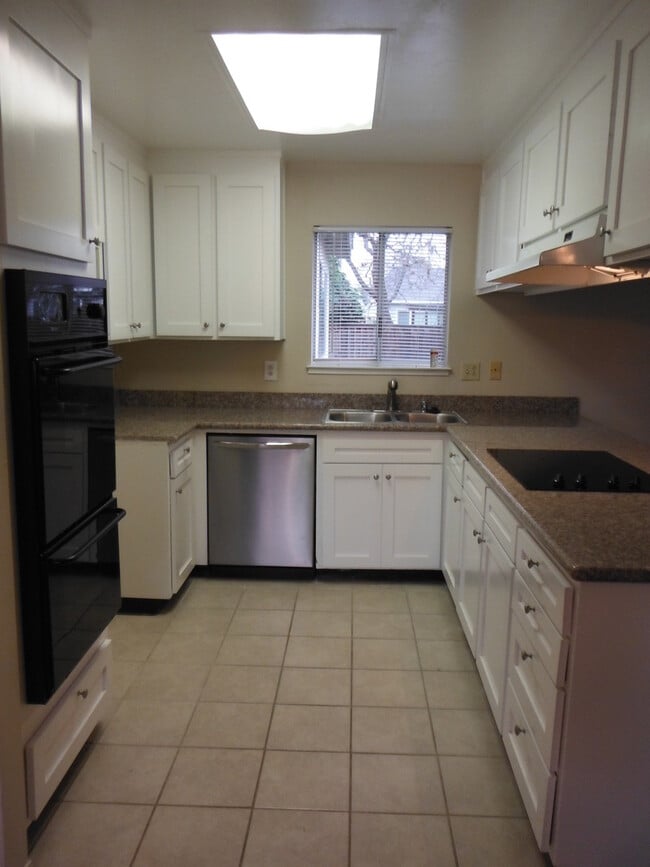 Foto del edificio - Spacious 3 Bedroom House Available Now