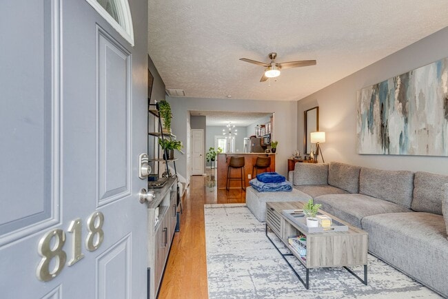 Building Photo - 2 BEDROOM 2 BATH TOWNHOME CLOSE TO DOWNTOWN