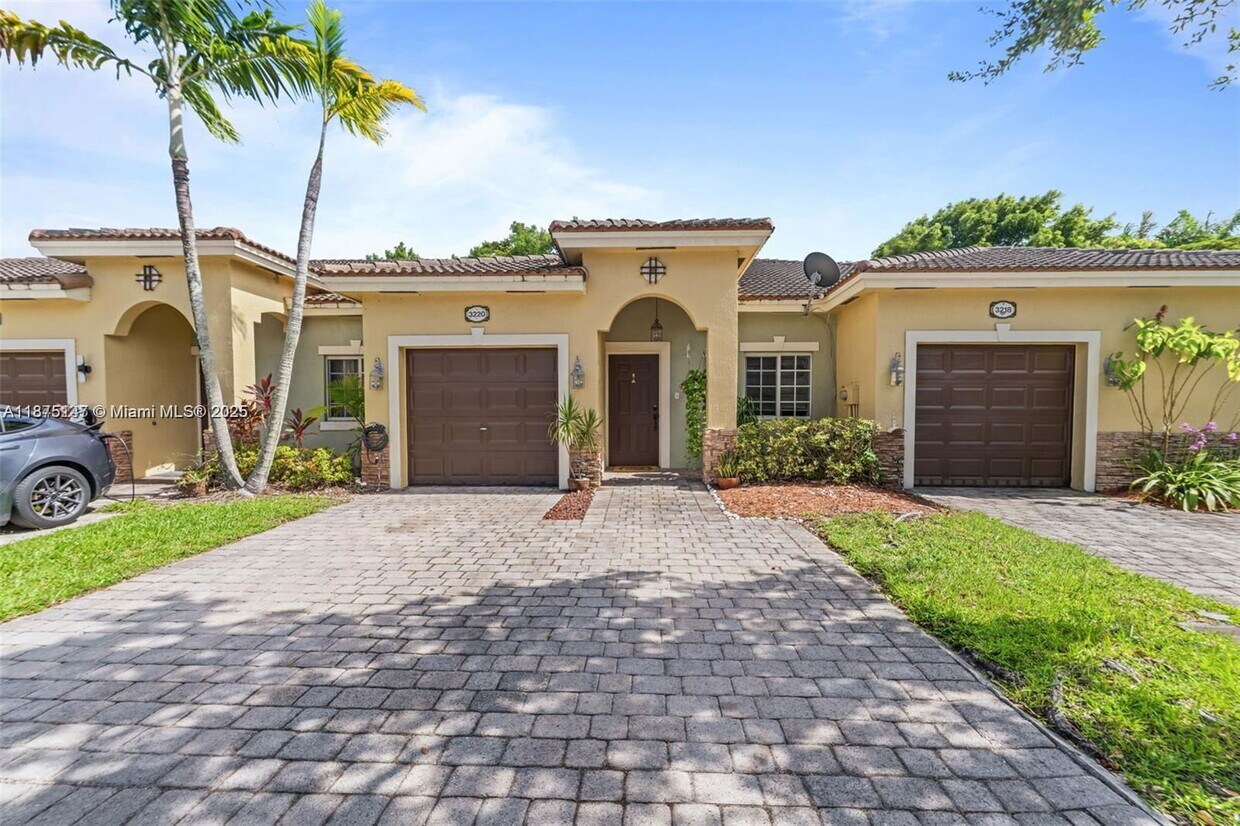 Foto principal - 3220 NE 11th Dr