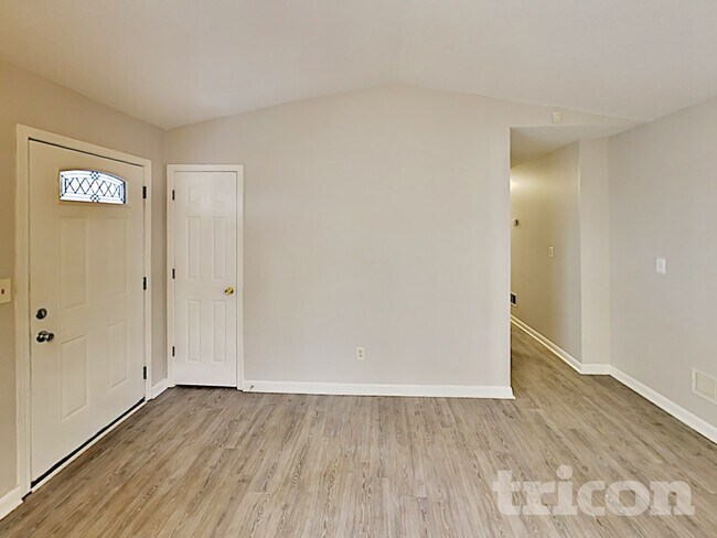 Foto del edificio - 199 Spring Dr