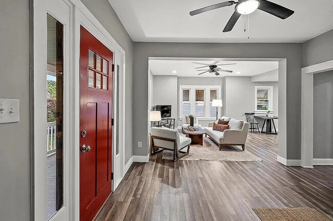 Foto del edificio - 5811 Bramble Ave