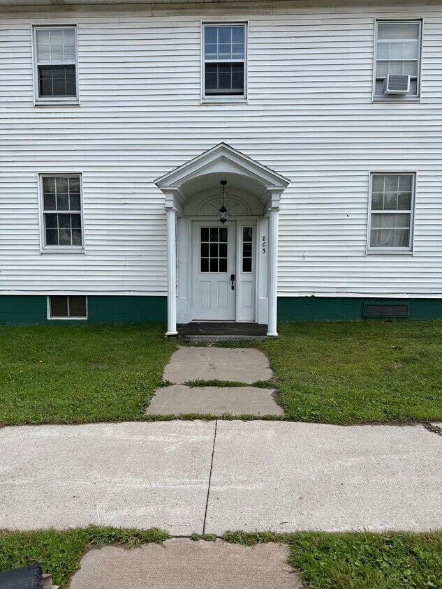 Foto principal - 803 Young St