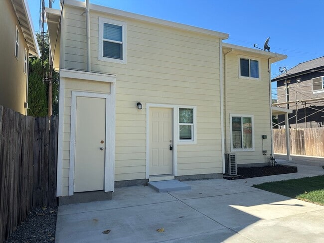 Building Photo - 3 Bedroom 2 Bathroom Home with Yard