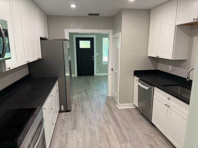 Foto del edificio - Newly Renovated 2.2 with Den - view of can...