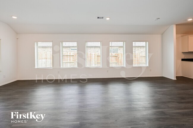 Foto del edificio - 5228 Pine Pass Dr