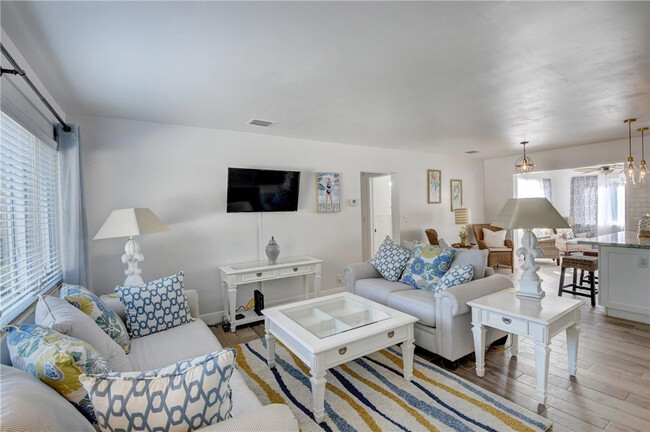 Building Photo - 10 S Swinton Cir