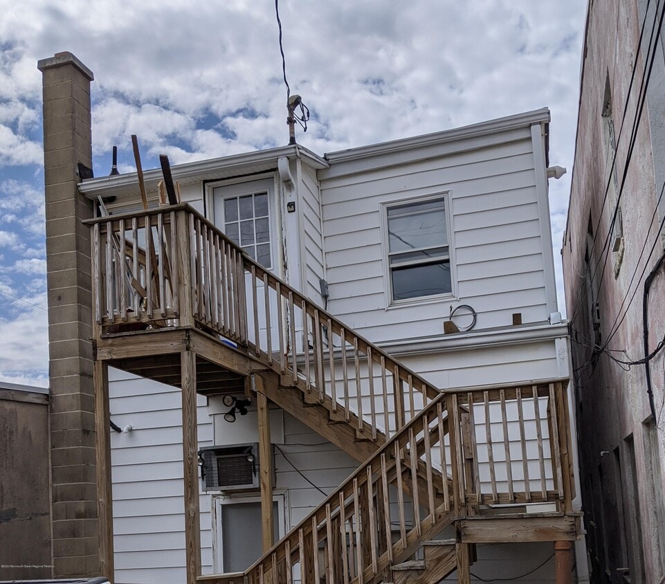 Building Photo - 1212 3rd Ave