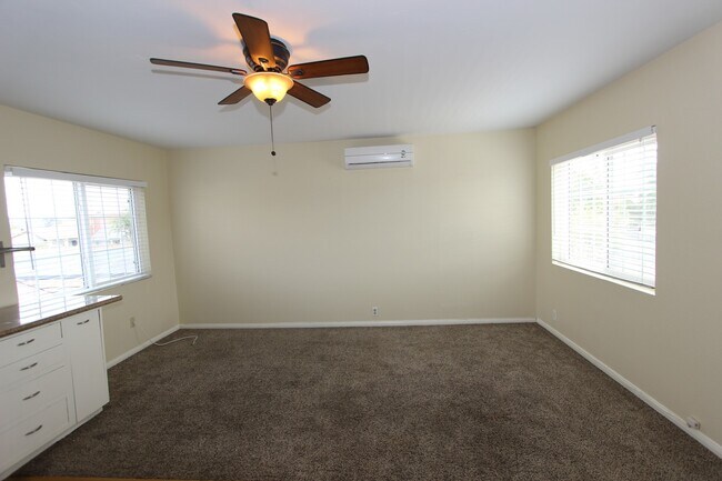 Foto del edificio - Beautiful, upstairs 1 bedroom 1 bathroom u...