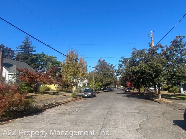 Foto del edificio - 3 br, 1 bath House - 5844 NE 13th Ave.