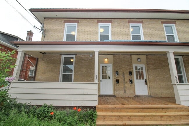 Photo du bâtiment - 1 Bedroom Main Floor Unit – All Utilities Included – $1,649/month