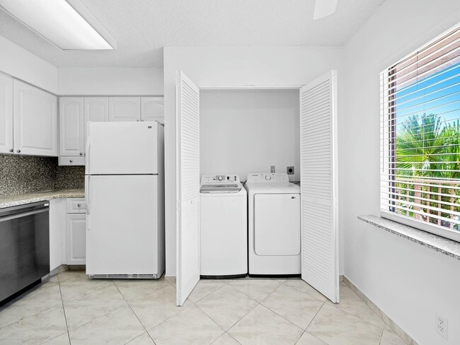 Building Photo - 7321 Amberly Ln