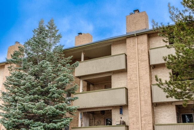 Building Photo - Top Floor Condo with 2 Private Balconies A...