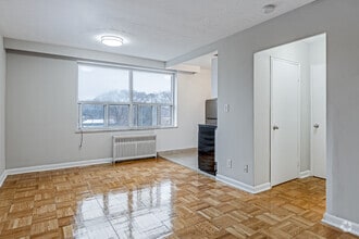 Bachelor - 500SF - Living Room - 65 Windermere Ave