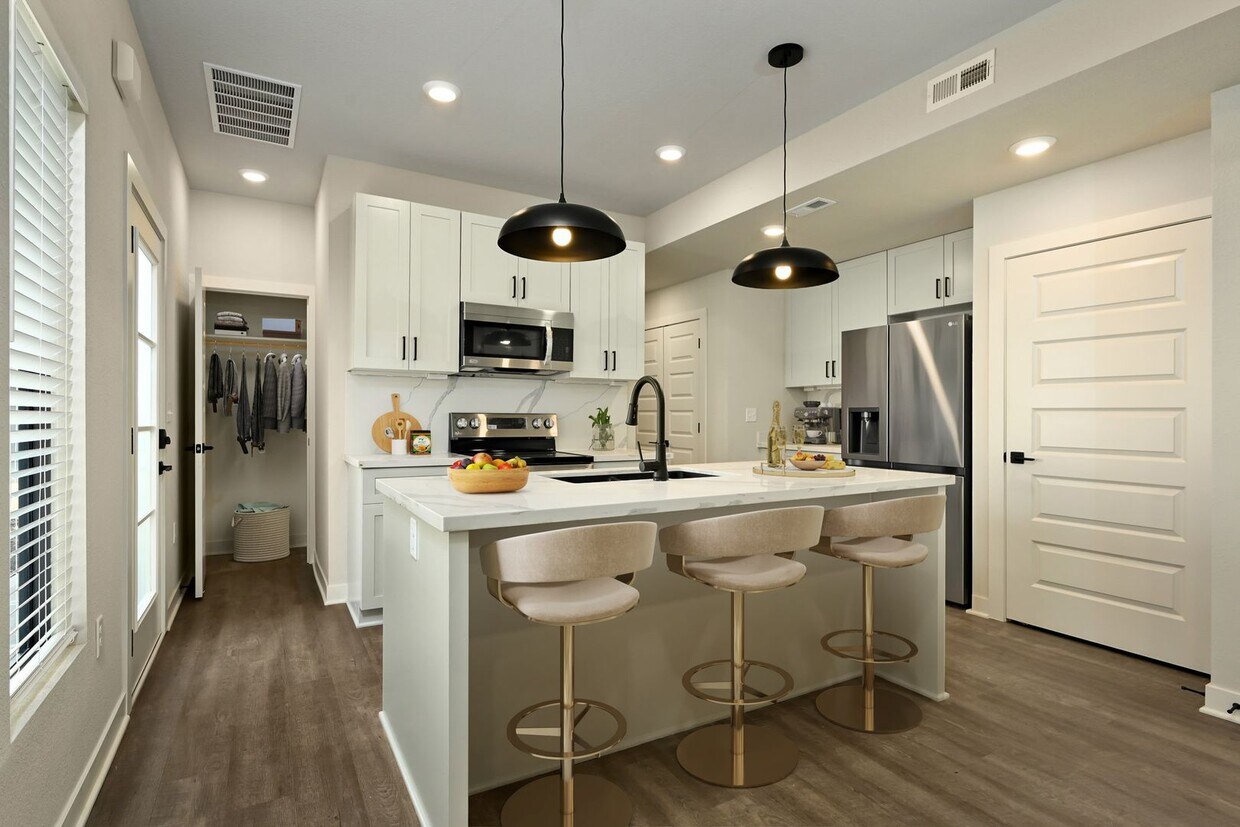 Foto principal - Three Bedroom Townhome with Large Unfinish...