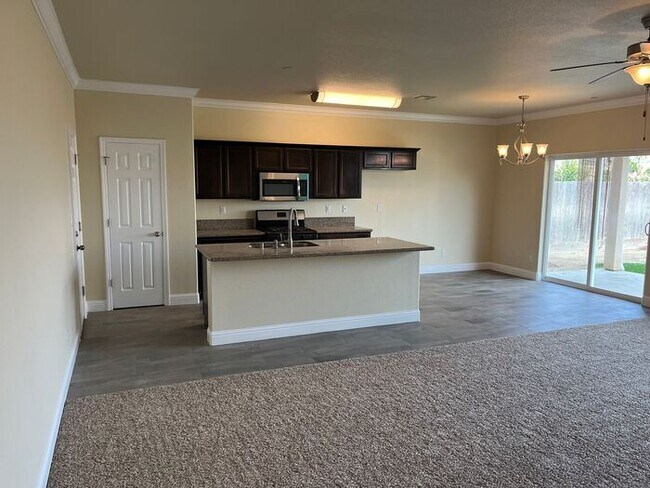 Building Photo - Kerman Single Story 4 Bedroom Available fo...