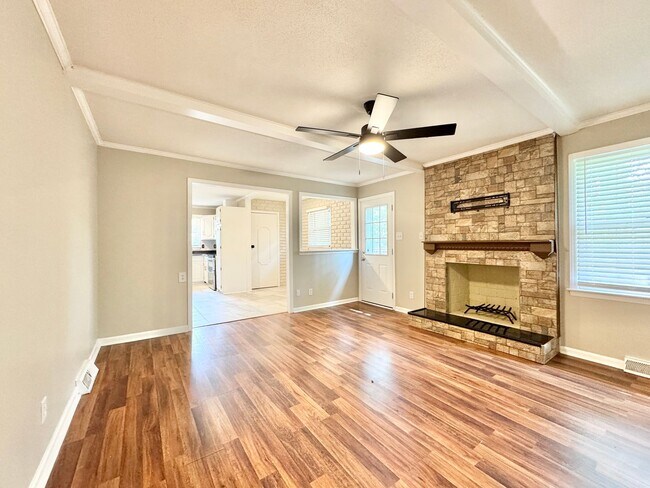 Foto del edificio - 5303 Ainsworth Dr