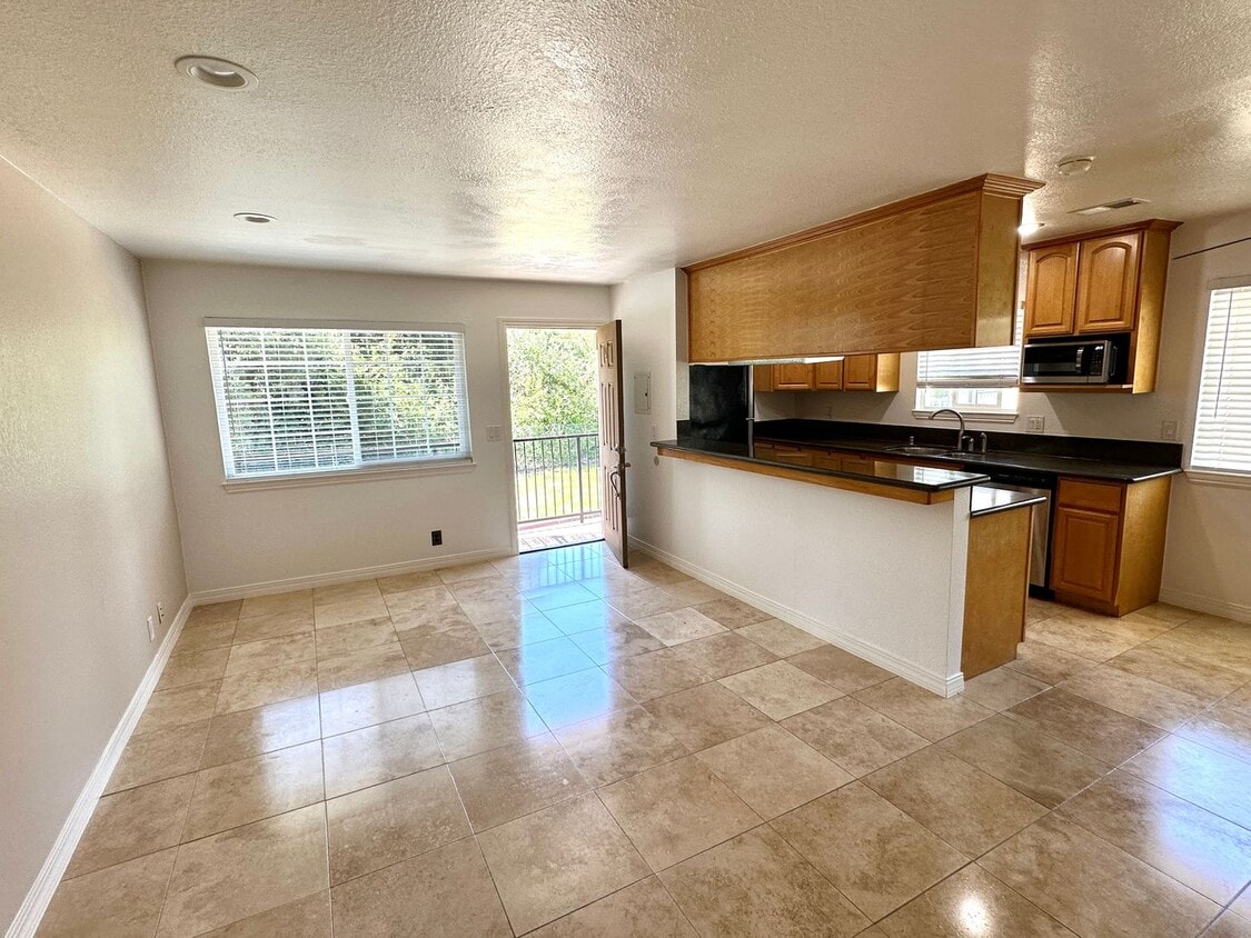 Primary Photo - Remodeled Condo Near Transit