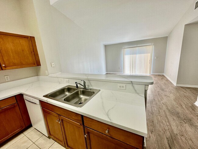 Building Photo - 2 Bedroom + Den, 2 Bath Duplex!