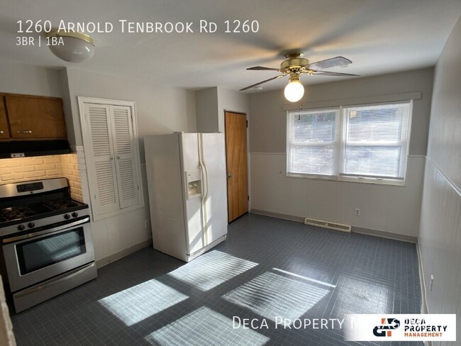 Building Photo - 3 Bedroom Apartment